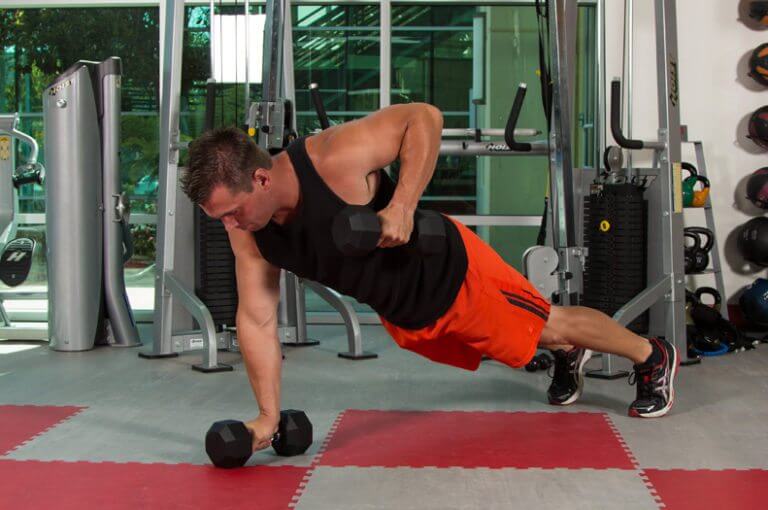 10 ejercicios compuestos para entrenar más músculos en menos tiempo