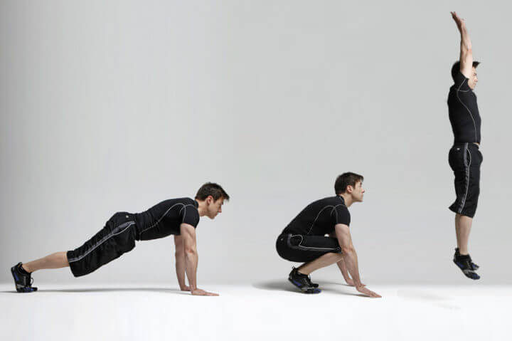 Ejercicio de burpees para hacer HIIT en casa