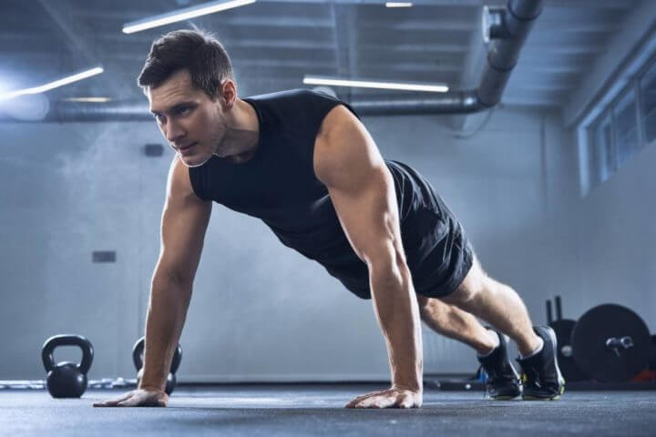 Ejercicio HIIT de flexiones para practicar en casa