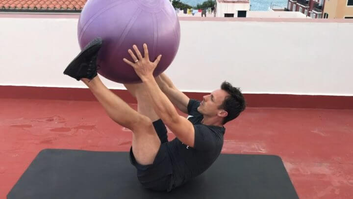 Rutina de core con balón de ejercicio