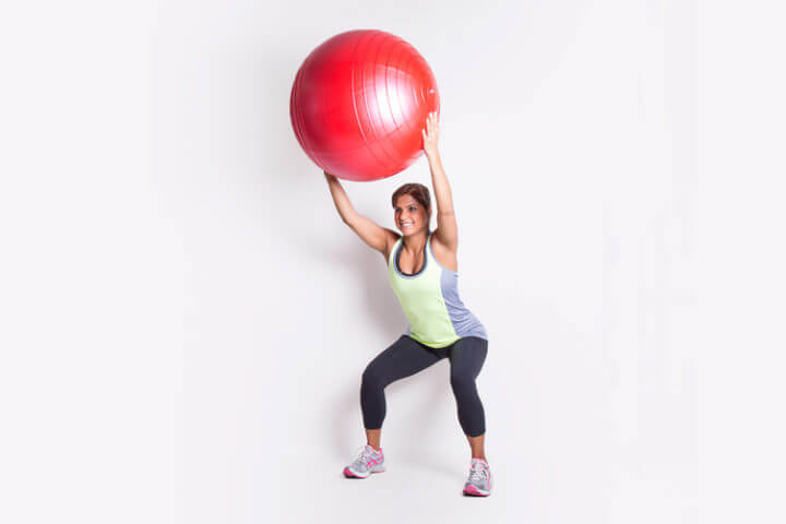 Entrenamiento casero de sentadillas con balón de entrenamiento