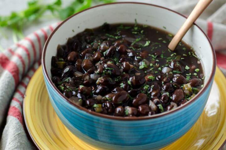 Cómo hacer un estofado de frijoles negros y quinoa