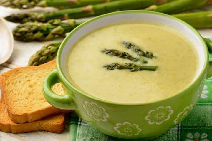 Cómo crear una sopa de espárragos saludable