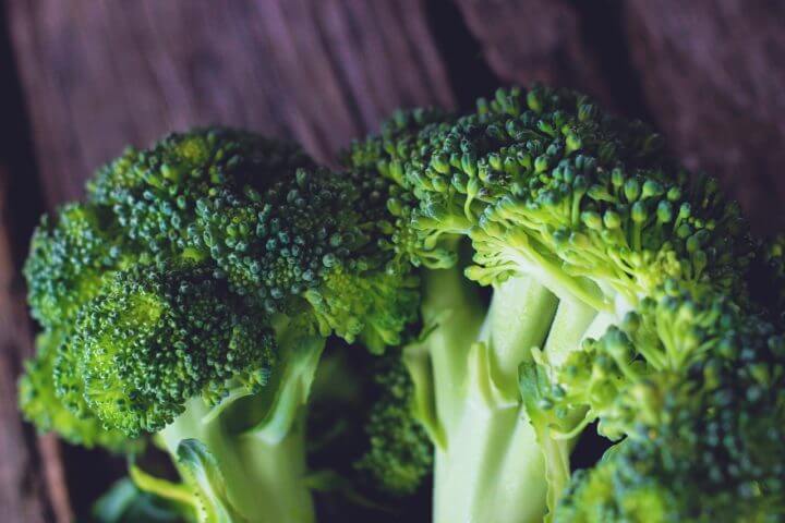La vitamina C ayuda a prevenir la deficiencia de hierro
