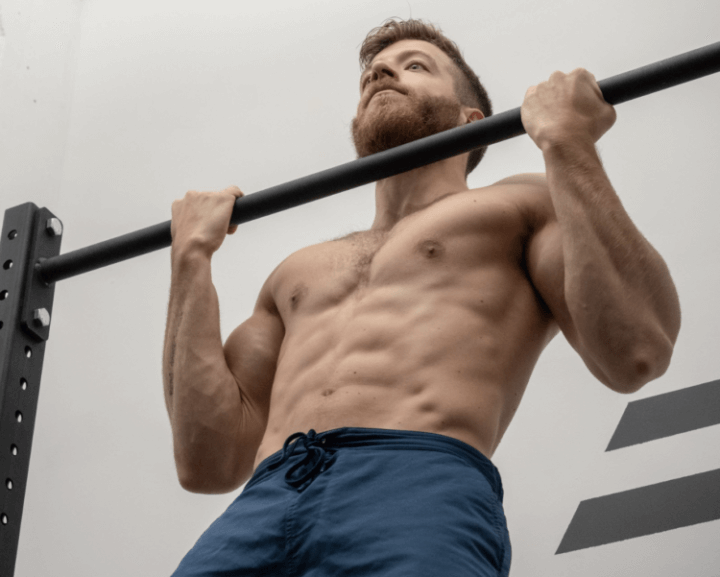 Dominadas en entrenamiento HIIT de 30 minutos