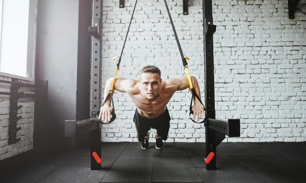8 ejercicios con TRX para fortalecer los brazos