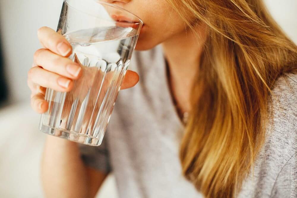 Beber agua no evita el contagio por coronavirus
