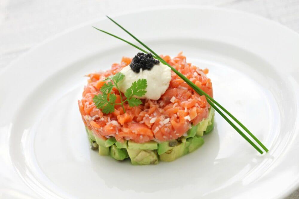 Timbal de salmón ahumado con verduras
