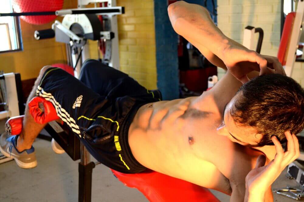 Hombre haciendo ejercicio abdominal