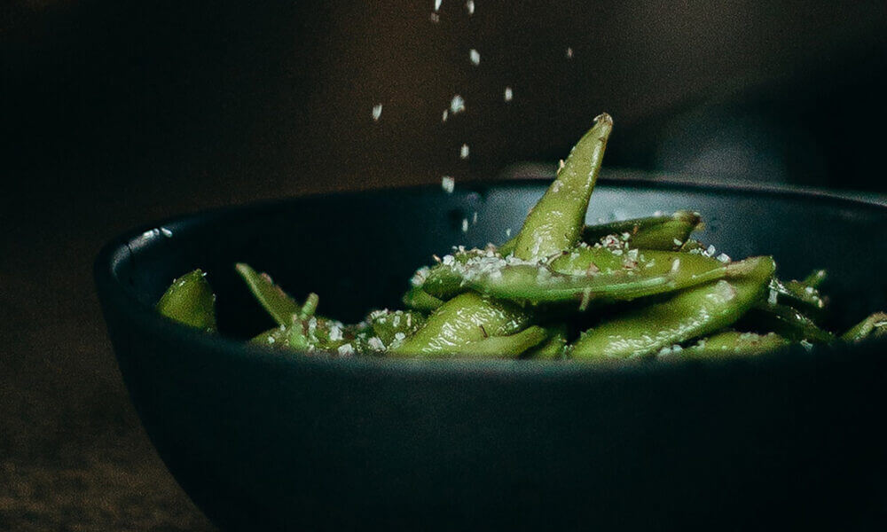 Aporte de proteínas vegetales derivadas de la soja, uno de los beneficios que aportan los edamames.