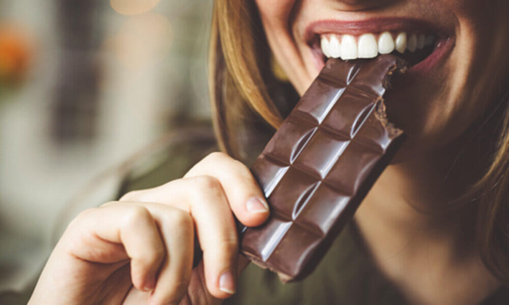 El chocolate es una de los mejores alimentos que ayudan a mejorar la salud de tu boca por sus propiedades antibacterianas