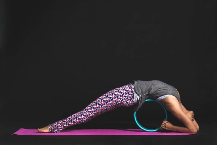 La rueda de yoga: cómo utilizarla para mejorar tus poses