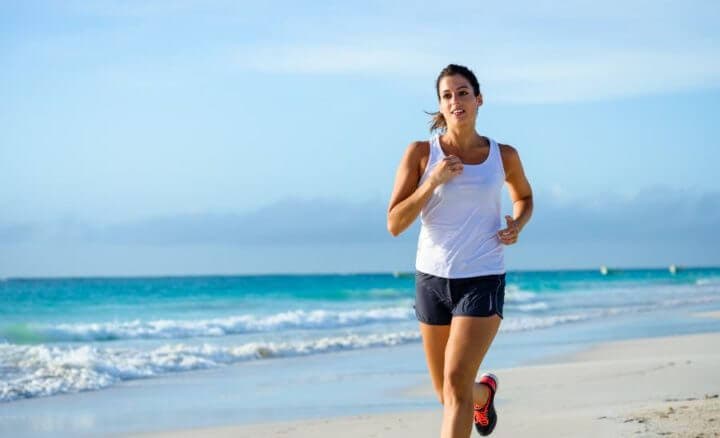 Quemar más calorías corriendo por la playa