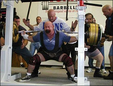 Sentadilla estilo Powerlifting.