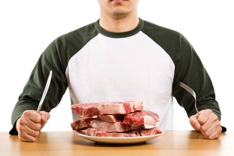 hombre comiendo carne