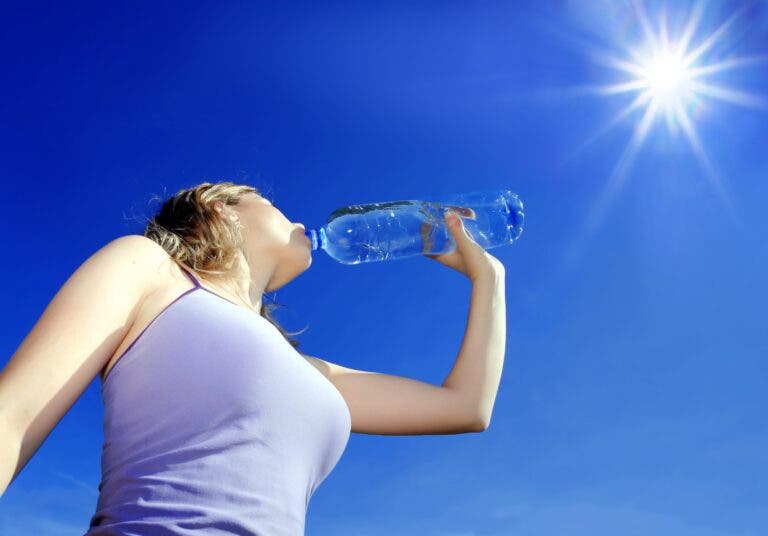 beneficios de beber agua