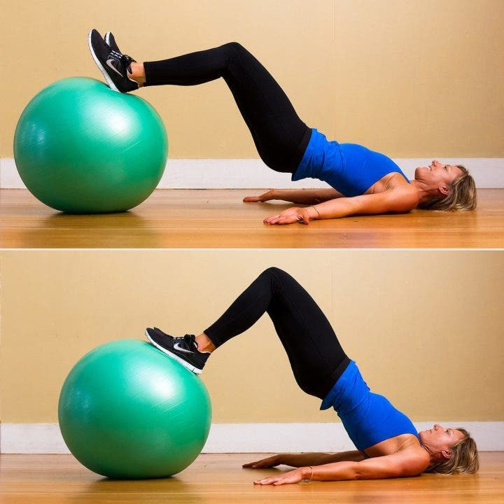 Realiza ejercicios con pelota para fortalecer tus caderas