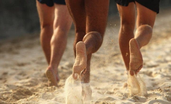 ¿es mejor correr sobre arena o sobre hierba?