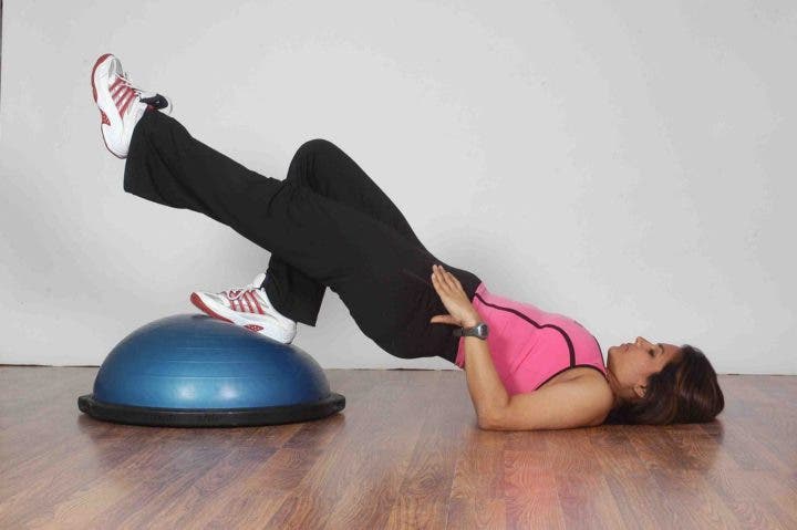 puente de gluteo a una pierna con balón BOSU