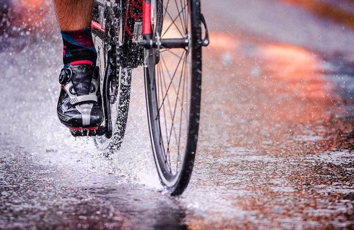 Consejos สำหรับ montar en bicicleta และ medio de una tormenta