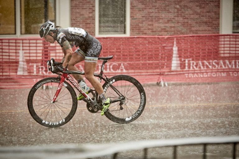 Cómo mejorar tu habilidad en bicicleta bajo la lluvia