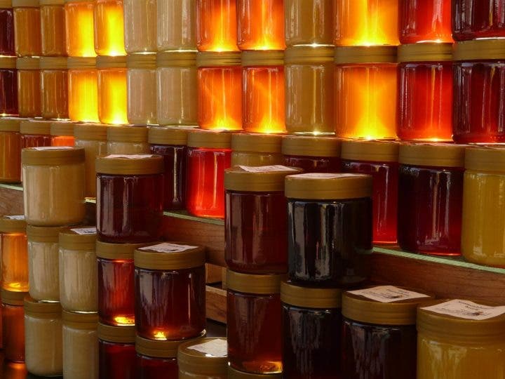 Dark honey is antioxidant.