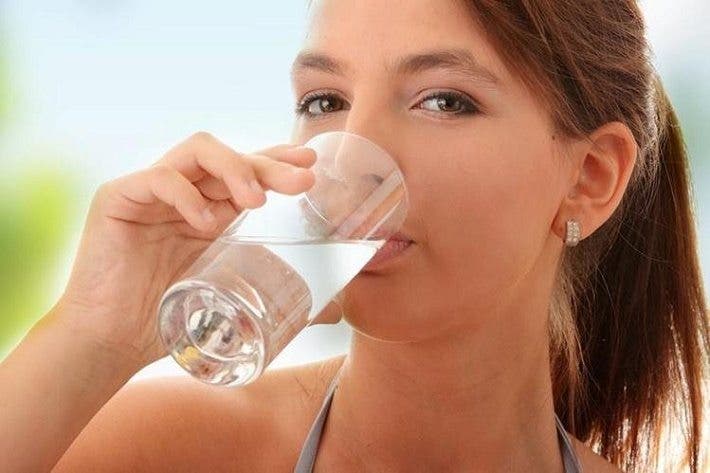 Beber agua antes de las comidas para adelgazar