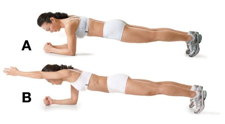 Plancha con brazo extendido para entrenamiento hiit