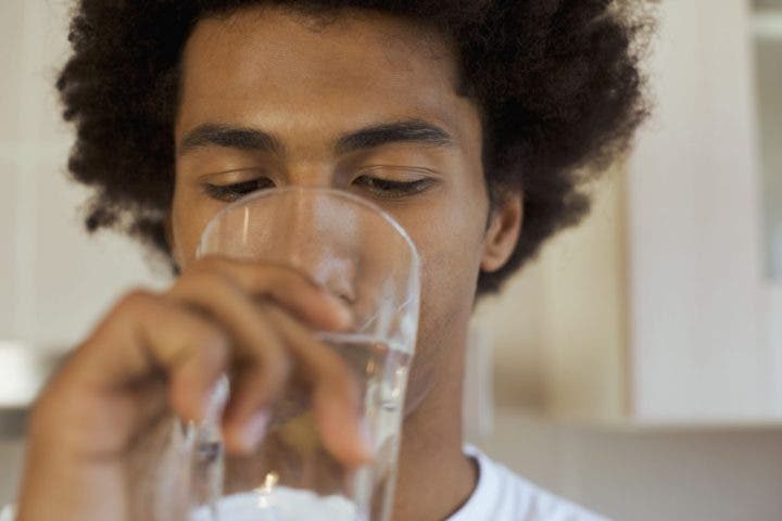 ¿Por qué es importante beber agua antes de dormir?