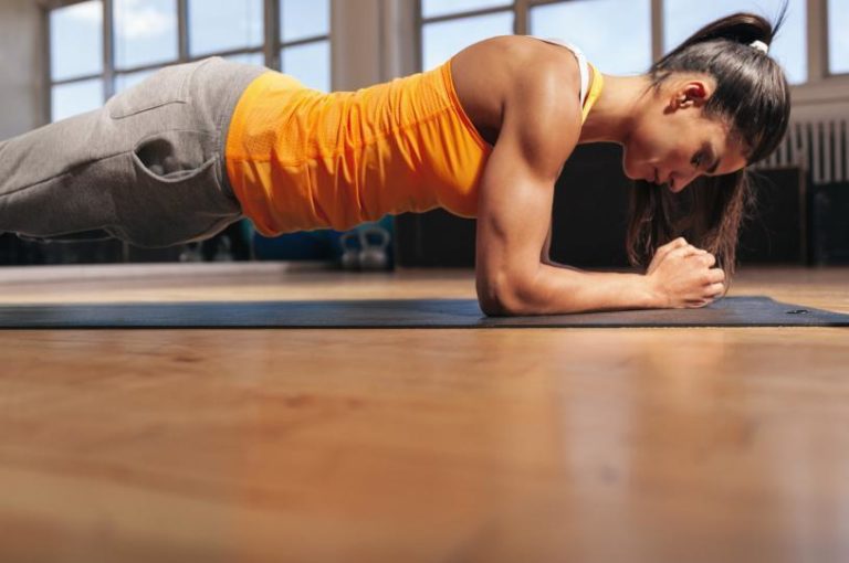 Los 7 mejores ejercicios isométricos para trabajar los abdominales