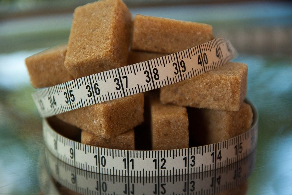¿Cómo oculta la industria alimentaria el azúcar de los alimentos?