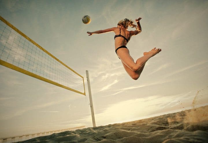 Cómo entrenar el salto en carrera en volley playa