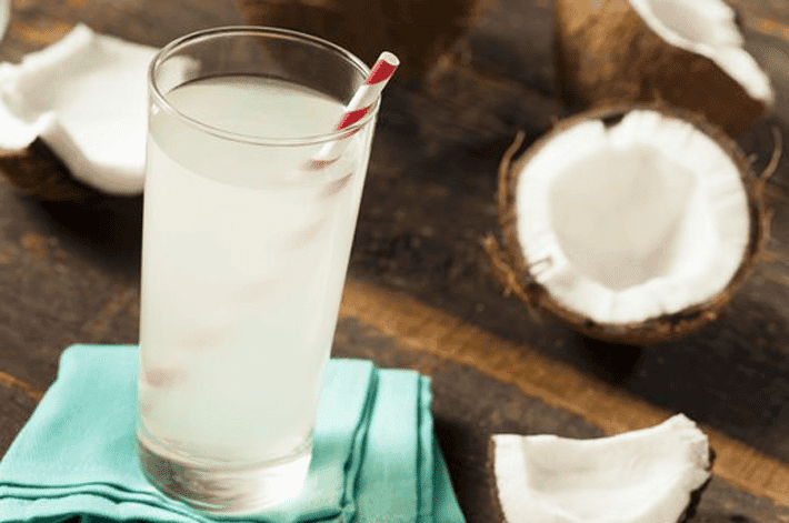 Agua de coco para aliviar la resaca