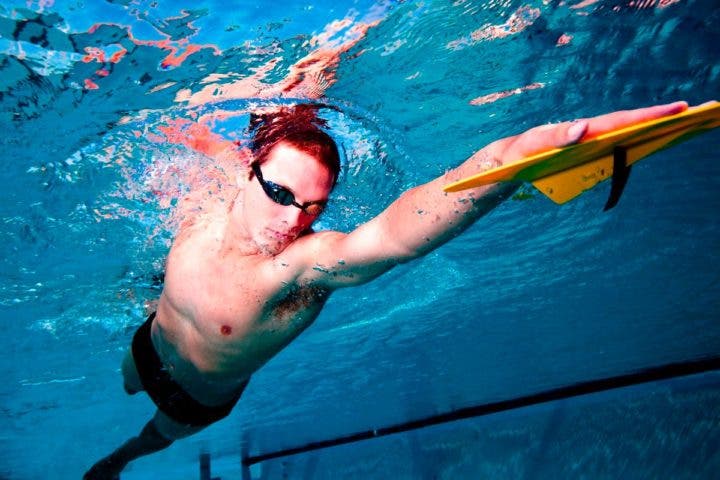 Las ventajas de usar paletas de natación