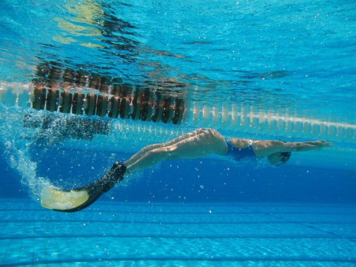 Cómo utilizar las aletas de natación de manera eficaz