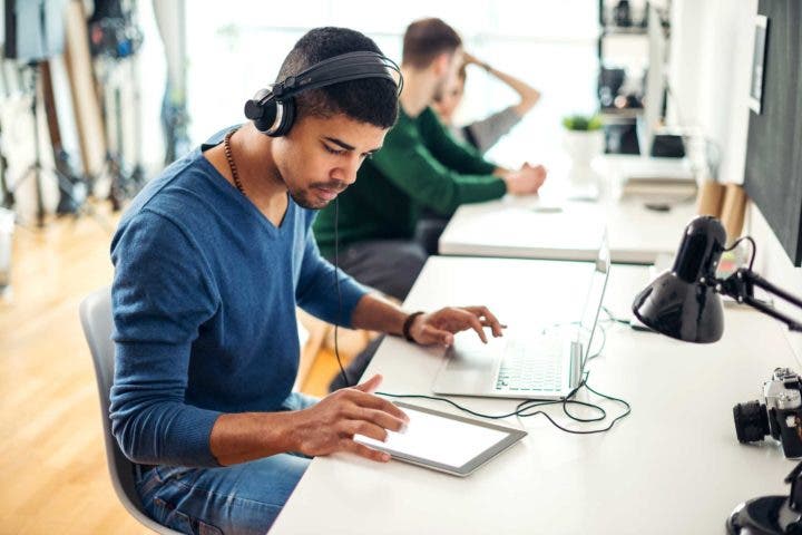 Escuchar música mientras trabajas puede activarte