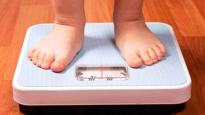 Obesidad intantil niño en bascula