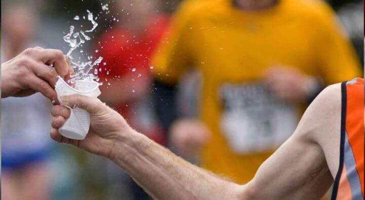 ¿Cada cuántos kms debe un runner beber agua?