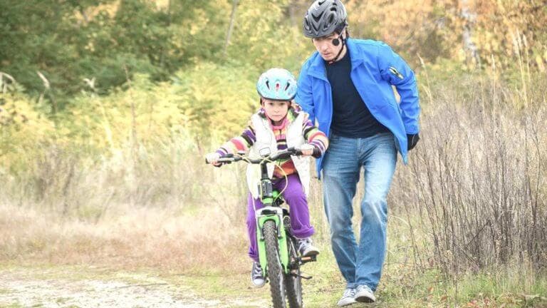 Enseñar a tus hijos a montar en bicicleta