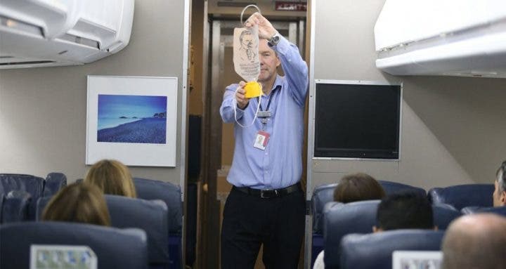 Complicaciones con las mascaras de oxígeno en un avión