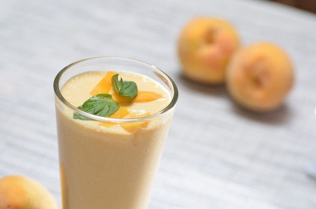Миндальный смузи. Персиковый йогурт. Персиковый смузи. Самбук абрикосовый коктейль. Нежный яблочный йогурт.