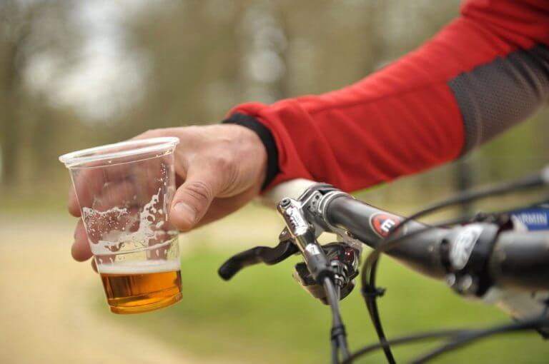 Efectos del alcohol después de un duro entrenamiento de ciclismo
