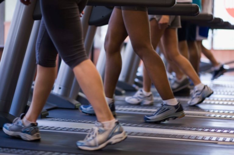Cómo realizar una transición segura de la cinta de correr al trail running