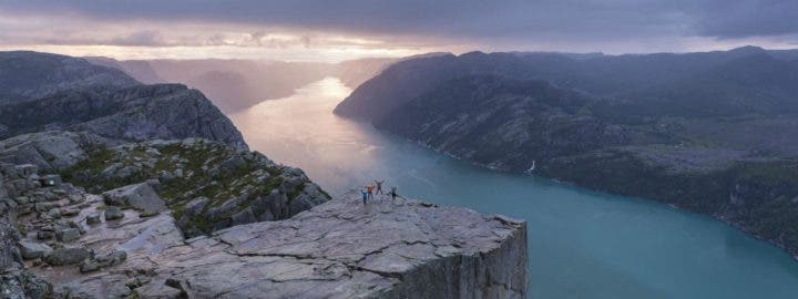 Besök på la Roca del Púlpito en Noruega