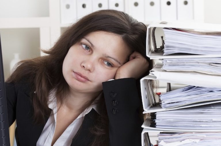 Los 4 hábitos que perjudican tu rendimiento en el trabajo