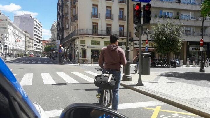 Los ciclitas sí respetan las señales de tráfico