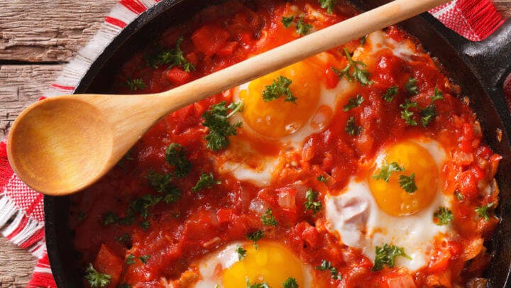 El Shakshuka es un plato árabe con huevos y tomate 