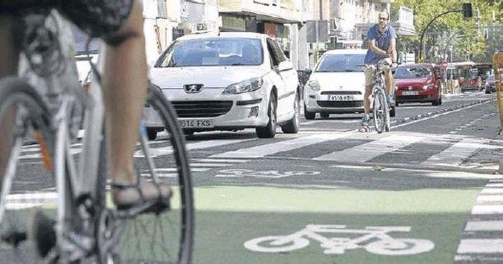 Los ciclistas edistää carriles bici y carreteraa