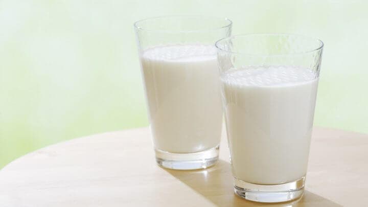 Puedes usar agua o leche para crear tu smoothie