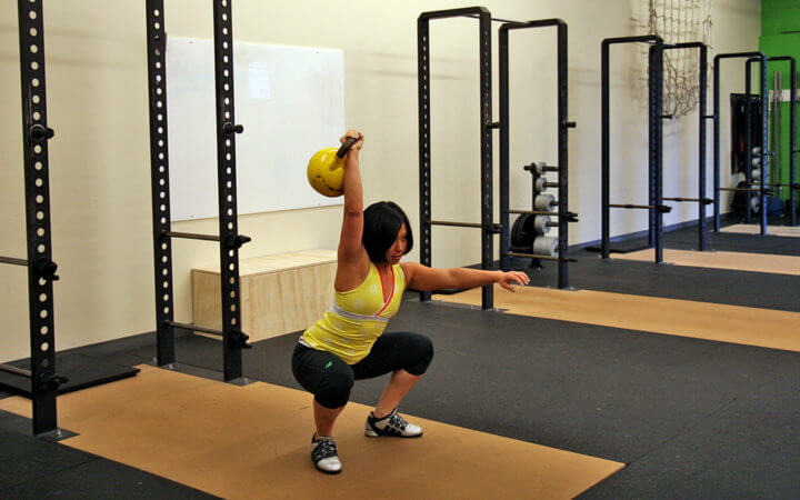 Flexión de rodillas y press con kettlebell